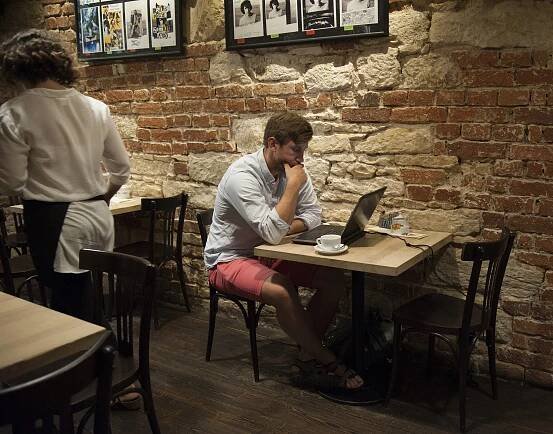 Vinohradská Pražírna není tahák na turisty. Na kávu tam chodí fajnšmekři