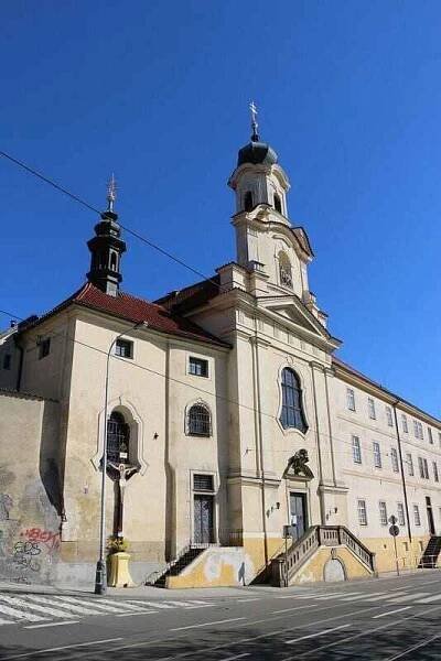 Nemocnice prosí o pomoc, chybí jí personál
