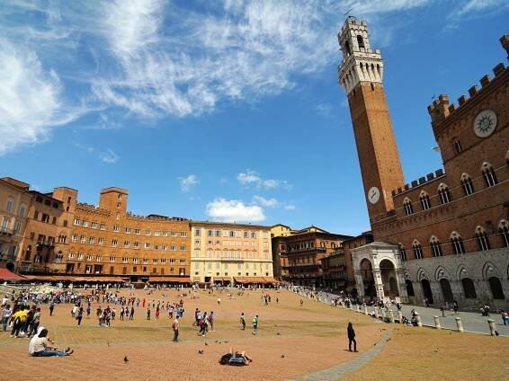 Náměstí Piazza del Campo v centru Sieny svým tvarem připomíná lasturu