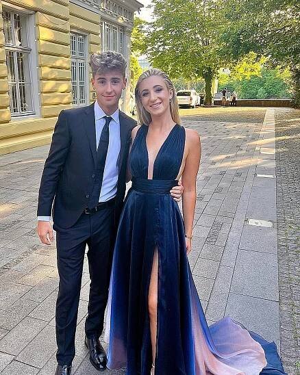 Monika Babišová se pochlubila fotkou osmnáctiletého syna Frederika, který úspěšně promoval