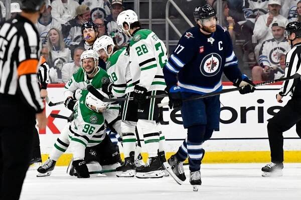 Rantanen nasázel Winnipegu hattrick a Dallas zahájil semifinálovou sérii výhrou. Toronto navýšilo vedení