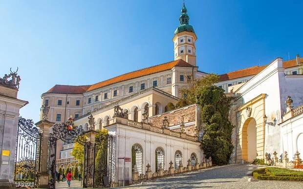 Vinařský pobyt v Mikulově: Hotel Venuše *** se snídaní či polopenzí a degustací 6 vzorků vín i s výkladem