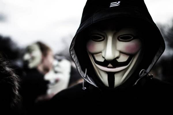 Mají Anonymous pokračovat v boji proti islámským teroristům?