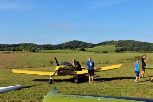 FOTO, VIDEO: Repliky stíhacích letounů přistály na českodubském letišti