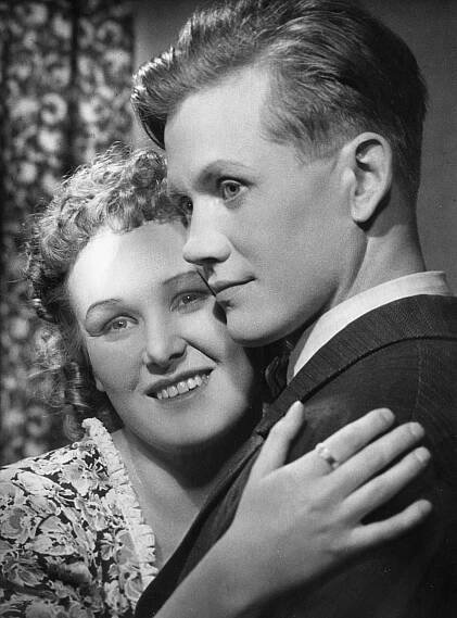 August järjestää kaiken (1942)