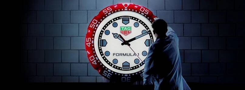 Hodiny v boxové uličce F1
