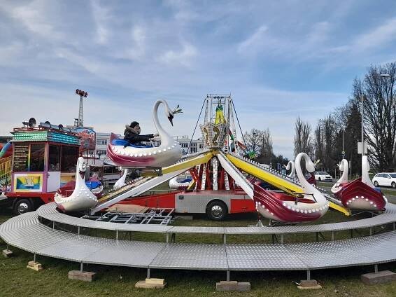 Lunapark otevřel sezonu v centru Hradce Králové. Zábava potrvá i po Velikonocích