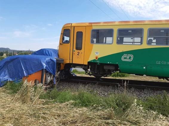 Motorový vlak vykolejil po srážce s dodávkou na přejezdu bez světel