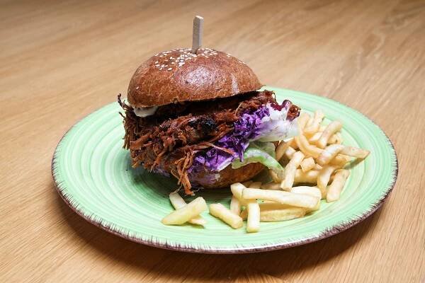 Burger s trhaným vepřovým masem (150 g), v naší BBQ omáčce, máslová brioška