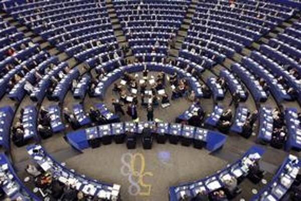 Europoslanci v práci skôr mlčia