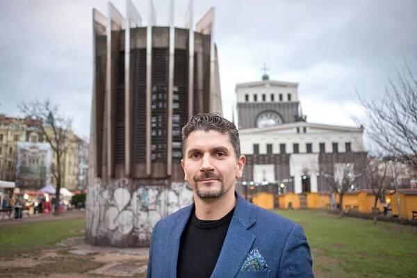 Výdech od sochaře Petra
Šedivého vznikl ze vzdorovitosti. (Náměstí Jiřího
z Poděbrad)
Autor: Matěj Stránský