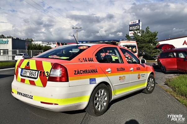 Nehoda dvou osobních vozů v Chrášťanech u Prahy zaměstnala složky IZS | Týdeník Policie