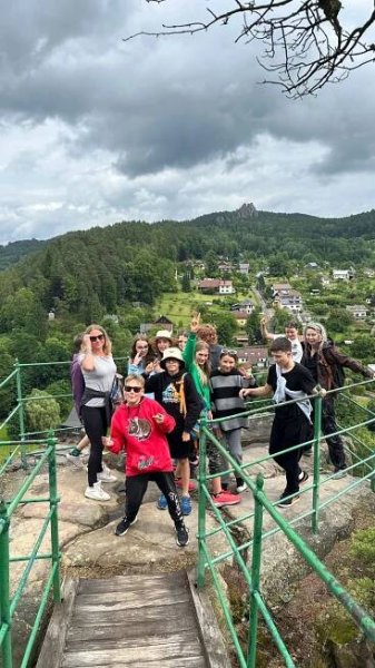Škola v přírodě je zahájena🚌✨.Dnes jsme úspěšně odstartovali naše několikadenní výlety do přírody.Prvními průzkumníky jsou