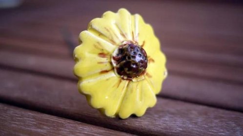 Keramická kytka žlutá, hnědý střed