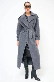 Dlouhý šedý kabát s vázáním a vysokým podílem vlny