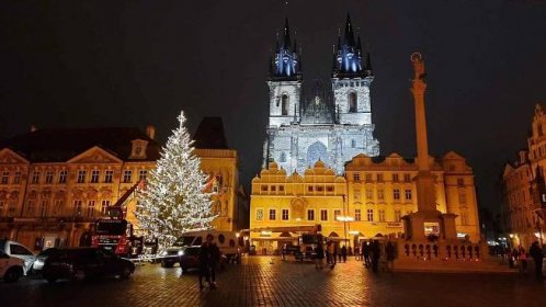 Cvičné rozsvícení vánočního stromu v Praze na Staroměstském náměstí 26. 11. 2020.