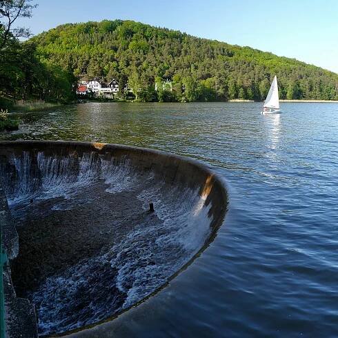 Soubor:Máchovo jezero a Šroubený.jpg – Wikipedie
