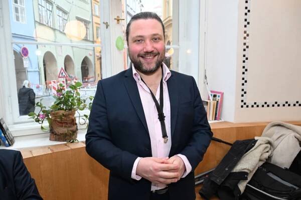 Felix Slováček mladší se stará o chalupu, kde prý Aničku všude cítí. 