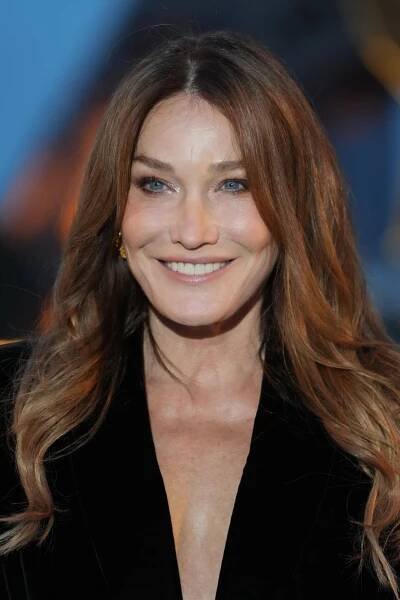 Carla Bruni má s Nicolasem Sarkozym dceru a z předchozího vztahu syna.