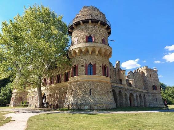 Turisté mířili do zahrad místo komnat. Památkáři: Ztráty budou větší než loni