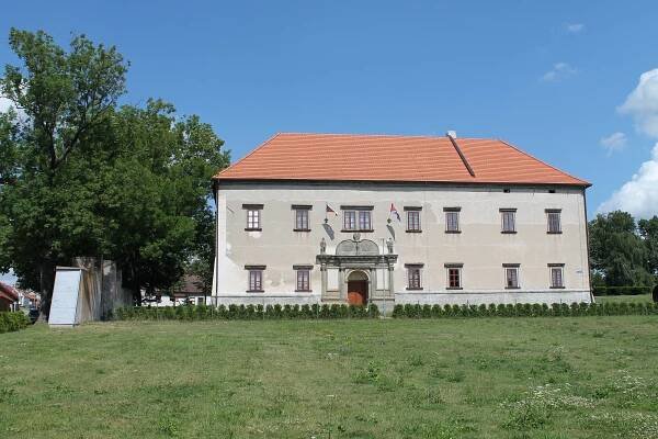 Soubor:Seč, zámek (2017-07-07; 01).jpg