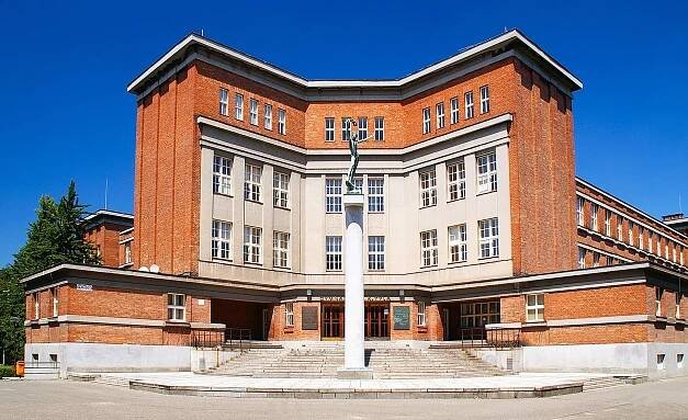 Soubor:Hradec Králové, Gymnázium Josefa Kajetána Tyla.jpg – Wikipedie