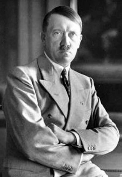 Adolf Hitler se moci oficiálně ujal 30. ledna 1933, kdy byl tehdejším německým prezidentem Paulem von Hindenburgem dosazen do funkce říšského kancléře. Čím dál více potřeboval schopné písařky a do svých služeb přijmul v roce 1942 i Traudl Junge, která mu věrně sloužila až do jeho smrti.