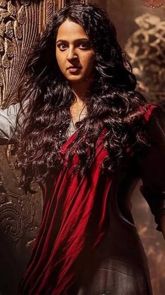 Anushka Shetty glows with timeless charm and quiet strength