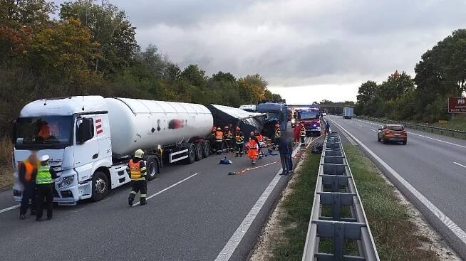 Provoz na D1 u Brna komplikovala nehoda cisterny, dodávky a kamionu. Doprava kolabovala