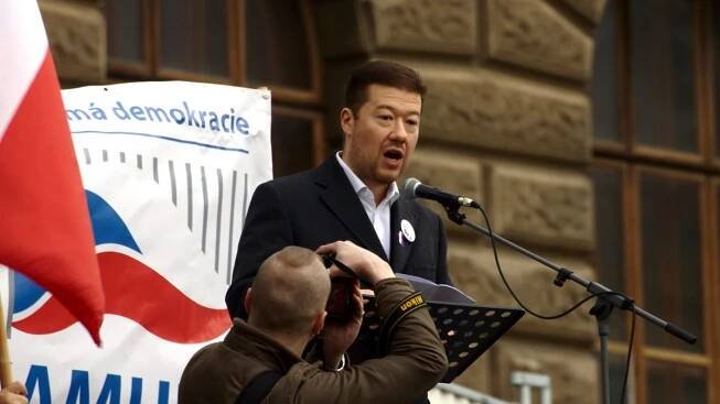 SPD má vážný problém: Referendum o NATO a EU nemá šanci ve volebním období uskutečnit