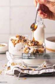 Sklenice granola parfait - Bez autorských poplatků Dezert - Sladké jídlo Stock fotka