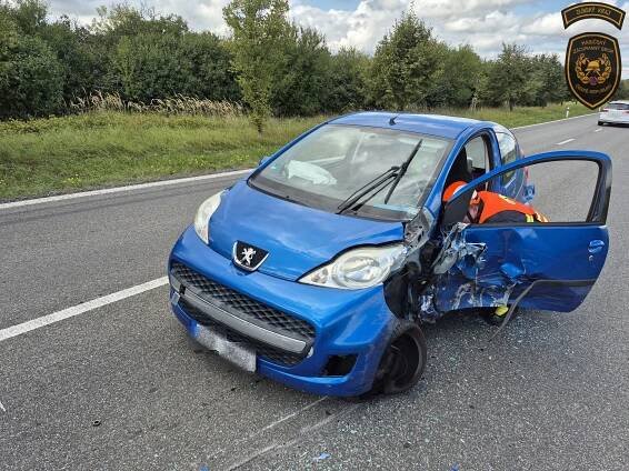 Na silnici z Otrokovic na Tlumačov bourala dvě auta, jeden z řidičů je zraněný