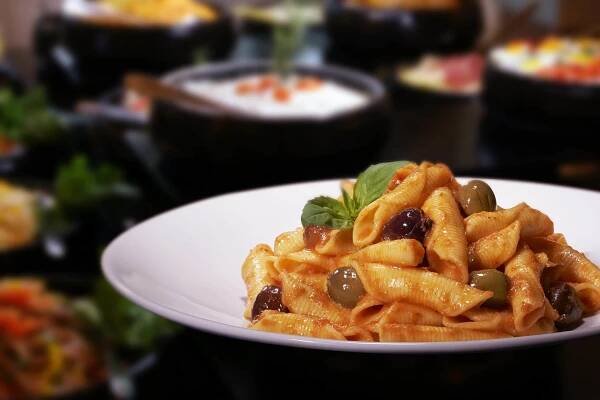 Garganelli pasta with roasted cherry tomatoes and olives - Delita