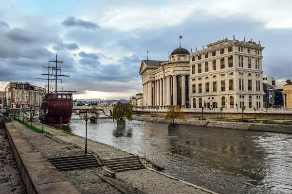 Der Fluss Vardar im Stadtzentrum von Skopje (Nordmazedonien)