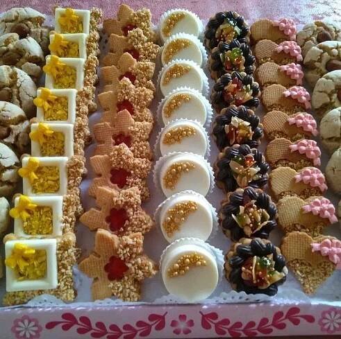 there are many different types of cookies on the table
