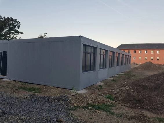 Práce a předání modulární stavby policejní školy