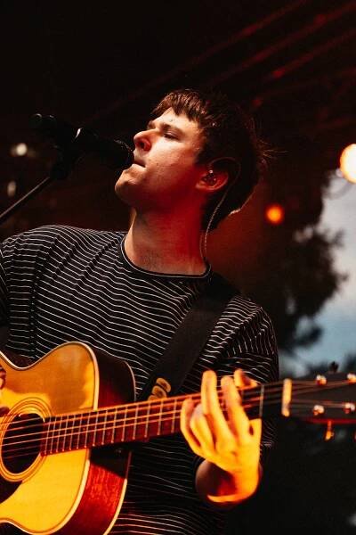 Alec Benjamin se v Praze cítil jako doma a flirtoval s fanynkami