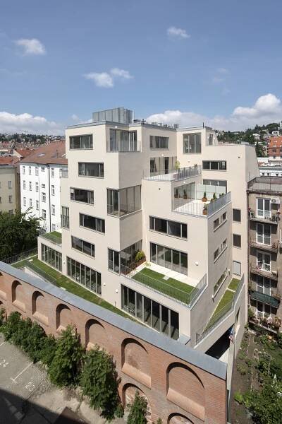 Polyfunkční dům v centru Bratislavy od Architektů A B.K.P.Š. nabízí velkorysé terasy i strukturovanou fasádu | EARCH.cz