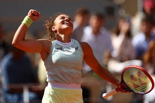 Sedmnáctiletá Andrejevová si vyšlápla na Sabalenkovou, v semifinále Roland Garros vyzve Paoliniovou