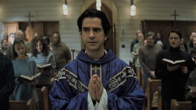 midnight-mass-hamish-linklater-1014x570-46d6bddda6d6183e600e1c0ac85b4e49.jpg