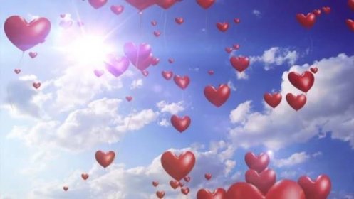 Balónky srdce / / 1080p romantický a Svatební Video pozadí smyčky. Balónky ve tvaru srdce stoupat do slunečnou oblohou. Je to nádherné video pozadí pro svatby, večírky a oslavy. — Stock záběr