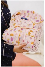 Na kutě: Mušelínové klasické pyžamo růžové Geometric