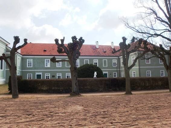 Soubor:Kladruby nad Labem, zámek (2).jpg – Wikipedie