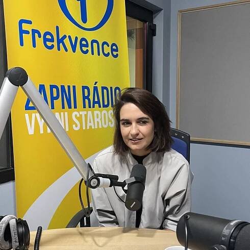 Pavla Dostálová: Herectví není jednoduché v rámci jistot. Jdete s kůží na trh | Host Frekvence 1