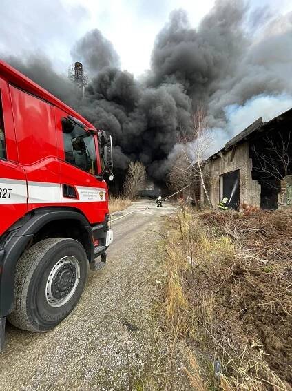 Z požáru pneumatik v Kladně 21. prosince 2021.