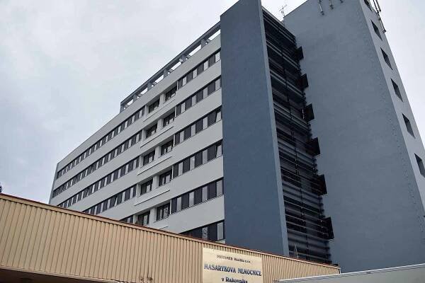 Hlavní budova Masarykovy nemocnice v Rakovníku dostala nový kabát. Před ní vzniká nový vstup.