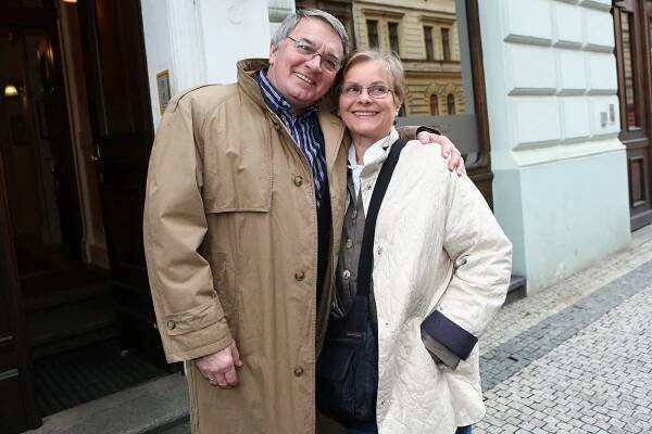 Tyhle fotky dělí 40 let: Podívejte se, jak to sluší smutným manželům z nezapomenutelného filmu Den pro mou lásku