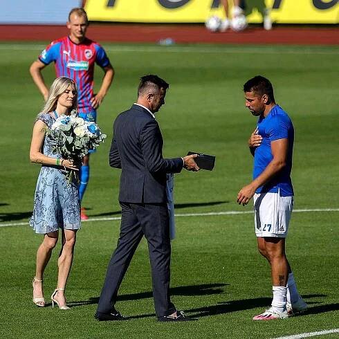 Utkání 4. kola nadstavby první fotbalové ligy, skupina o titul: Baník Ostrava - FC Viktoria Plzeň, 5. července 2020 v Ostravě.  Václav Brabec a Milan Baroš z Ostravy.