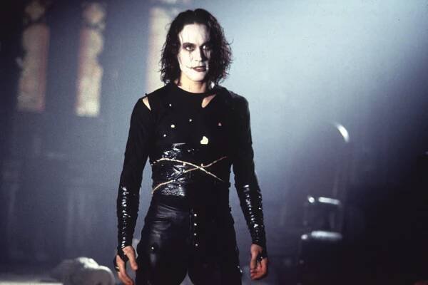 Brandon Lee zemřel poté, co ho zasáhla ostrá kulka, která se nevysvětlitelnou náhodou dostala do zbraně používané jako rekvizita
