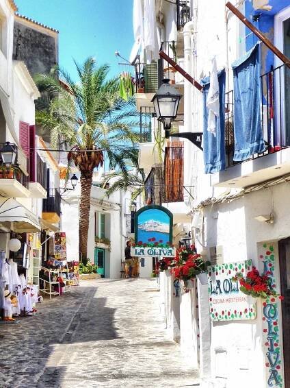 Heading to Spain in 2025? These New Travel Rules Could Cost You